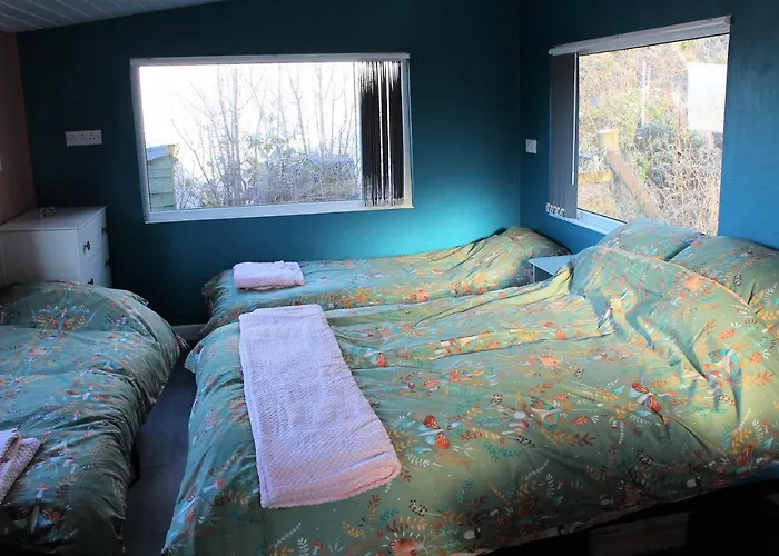 Redwood Lodge, Dee Valley Stays - Cosy Microlodge With Detached Private Shower & Wc