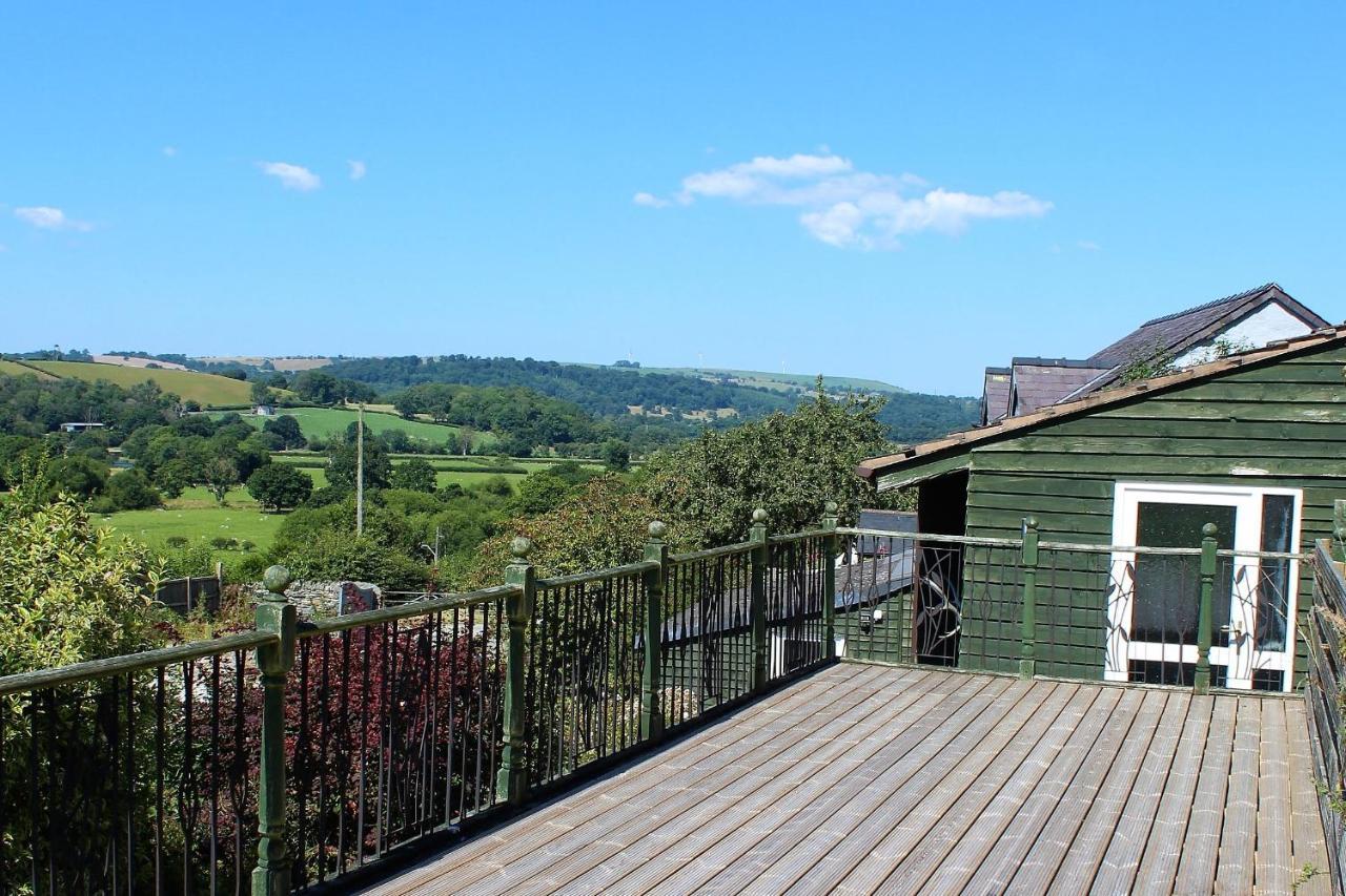 Redwood Lodge, Dee Valley - Cosy Microlodge With Detached Private Shower & Wc Corwen