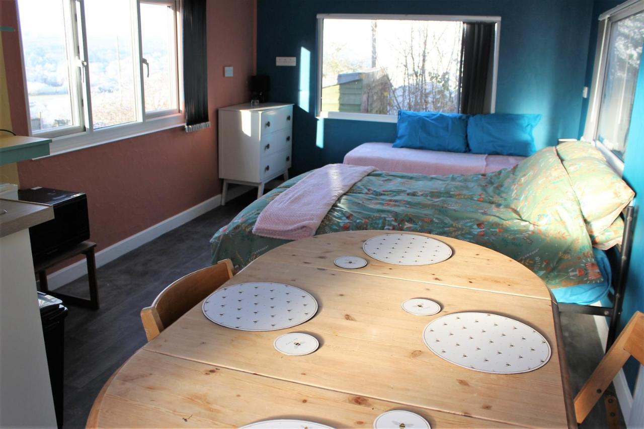 Chalé Redwood Lodge, Dee Valley - Cosy Microlodge With Detached Private Shower & Wc Corwen