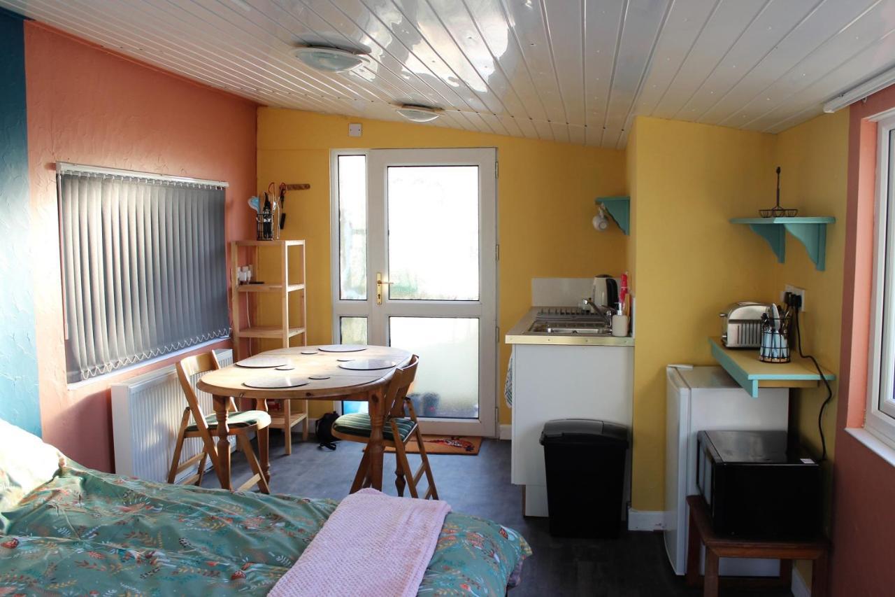 Redwood Lodge, Dee Valley - Cosy Microlodge With Detached Private Shower & Wc * Corwen