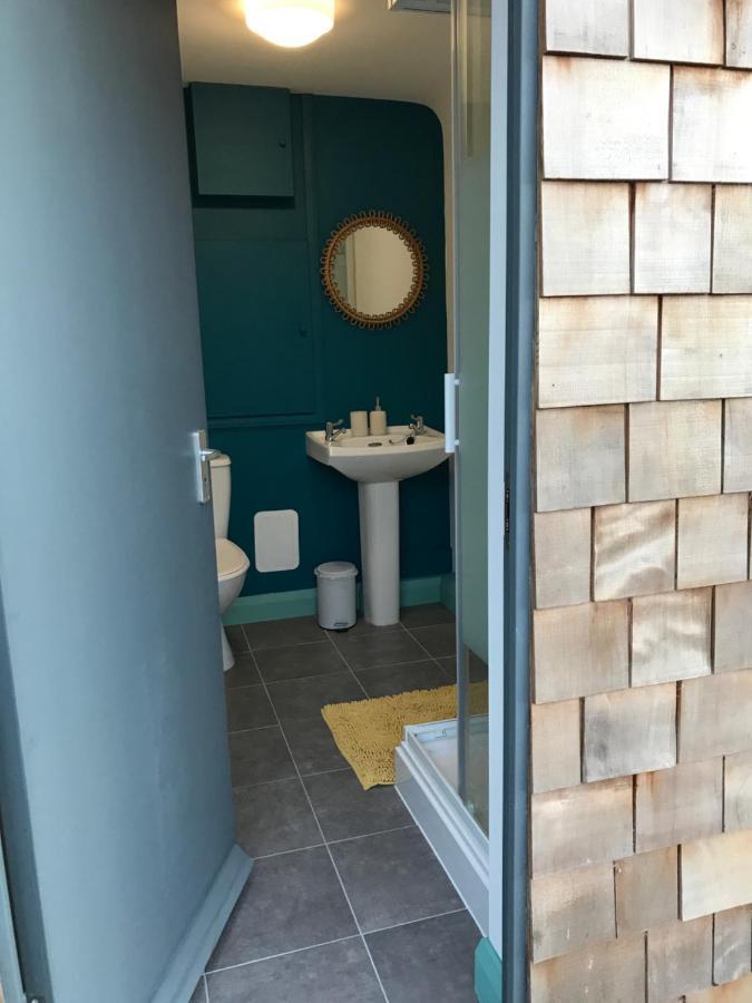 Redwood Lodge, Dee Valley - Cosy Microlodge With Detached Private Shower & Wc * Corwen